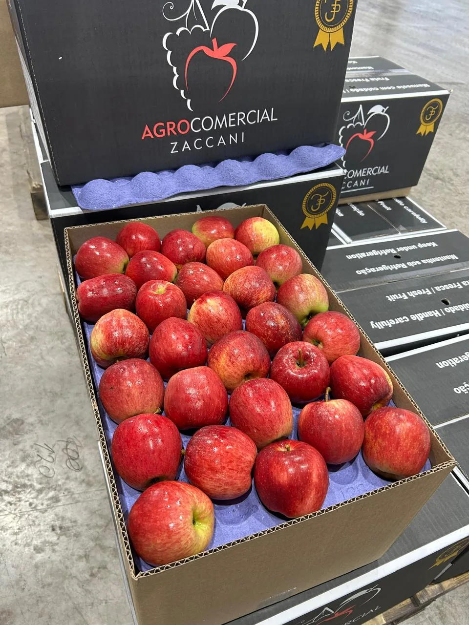 Maçãs premium em caixa preta